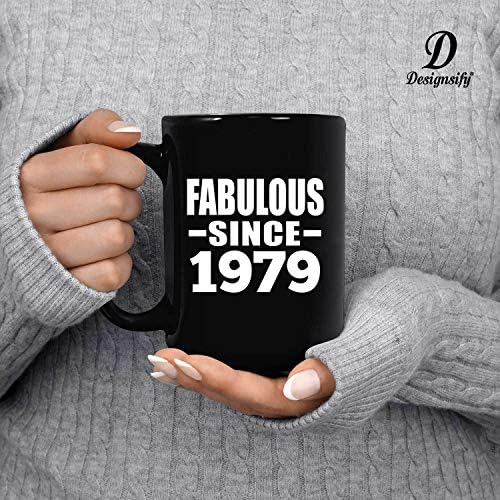 Designsify 44. rođendan Fabulous od 1979. godine, 15oz Crna šolja za kafu keramička šolja za čaj sa ručkom, pokloni za godišnjicu